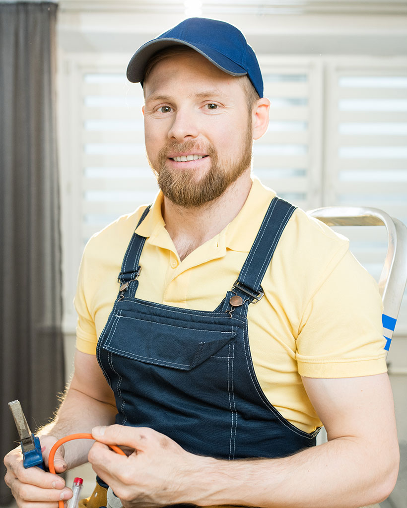 Handwerker mit Werkzeug bei einer Reparatur