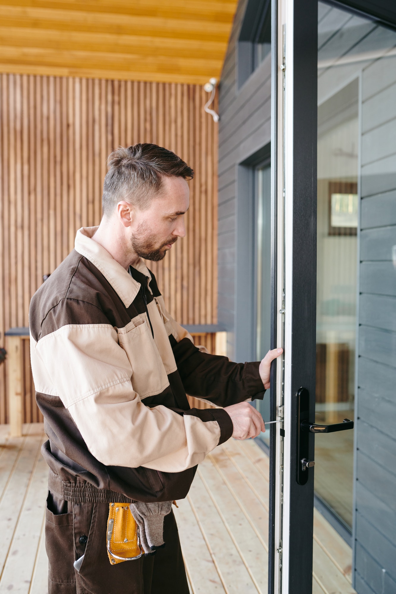 Mitarbeiter bei Arbeiten an einem Gebäude